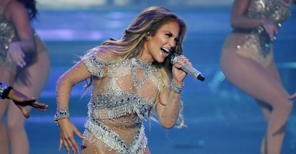 Watch Jennifer Lopez Shakira Bad Bunny And J Balvin Perform At The