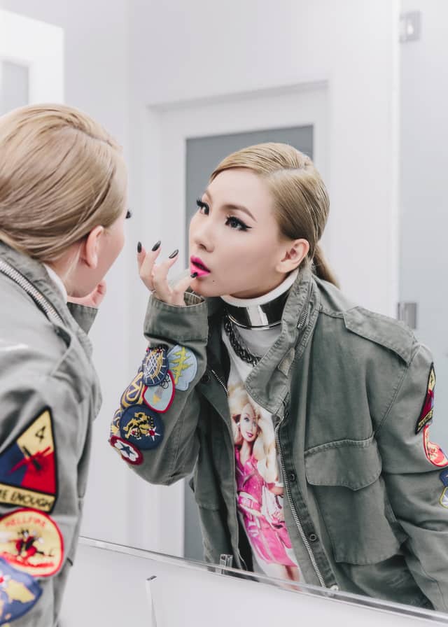 2NE1's CL spotted with famous fashion designer