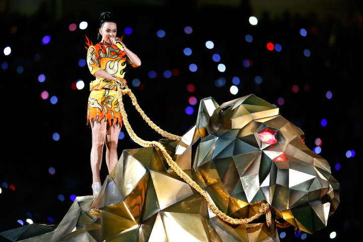 5. Katy Perry's Short Blue Hair Outfit at the 2015 Super Bowl Halftime Show - wide 7