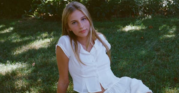 I can’t help but like Romy Mars’ nepo-pop