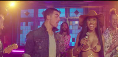 Nicki Minaj Parties With Joe Jonas In DNCE’s “Kissing Strangers” Video