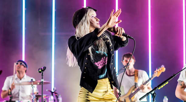 #Hayley Williams stops Paramore concert to kick out two disruptive fans