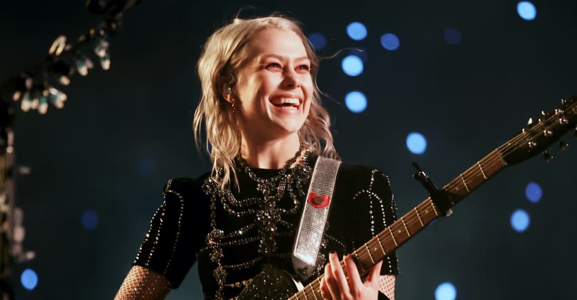 #Phoebe Bridgers plays “Sidelines” for the first time at Coachella