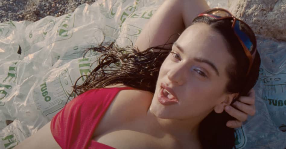 #Rosalía beats the heat in the “Despechá” video