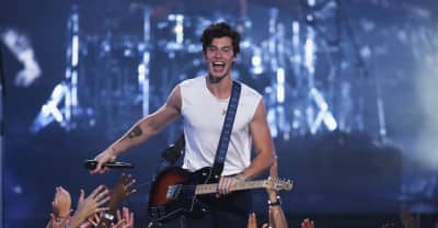Shawn Mendes struggled to get his shirt off while performing last night