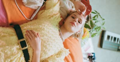ELIO turns to her screen for comfort in her “My Friends Online” video