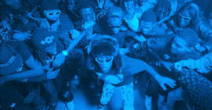 Lil Uzi Vert在“Just Wanna Rock”视频中从太空旅行到俱乐部