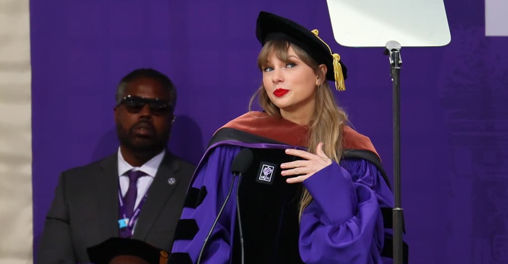 #Taylor Swift gives 2022 NYU commencement speech
