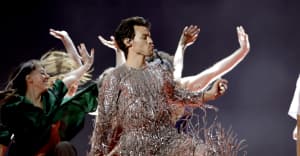 哈利·斯泰尔斯(Harry Styles)的舞者为《As It Was》在格莱美上的表演增添了细节