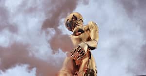 The Weeknd commissioned a record-breaking gold statue for the After Hours til Dawn Tour