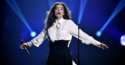 Lorde takes out full page newspaper ad: “Thank you for believing in female musicians” 