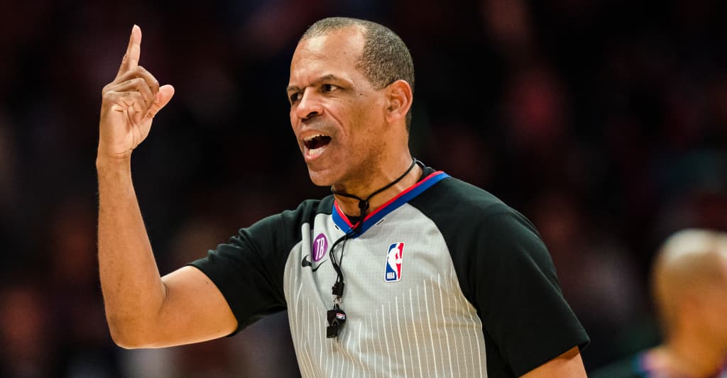 NBA ref Eric Lewis retires after investigation into his Twitter activity /  News 