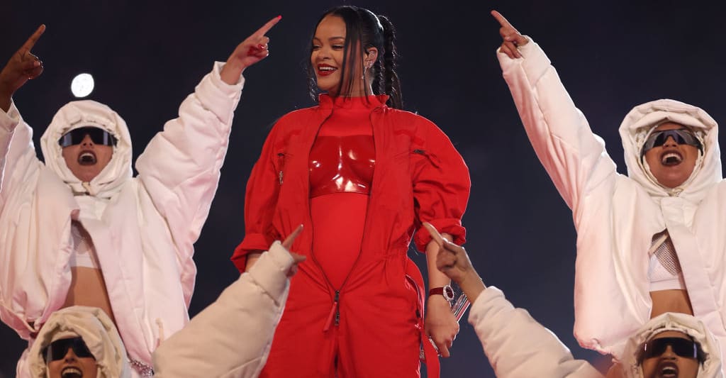 #Rihanna confirms pregnancy during Super Bowl halftime show performance