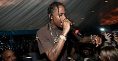 Travis Scott invites an ecstatic kid on stage to perform “Goosebumps” 