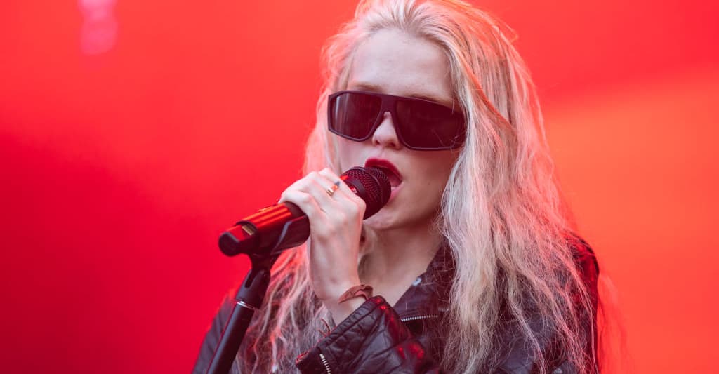 #Sky Ferreira criticizes former label Capitol as she prepares to release new single