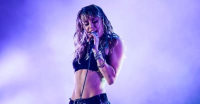 Miley Cyrus clarifies comments on touring: “I don’t want to sleep on a moving bus”