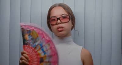 Nilüfer Yanya’s new video for “In Your Head” is a total Vegas rendezvous