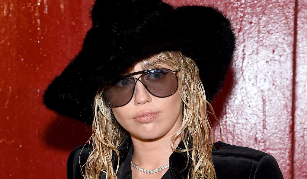 Miley Cyrus clarifies comment on sexuality: “you are born as you are ...