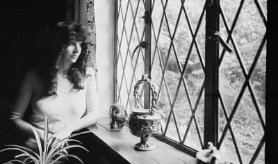 Kate Bush thanks her new fans as “Running Up That Hill” continues to climb those charts