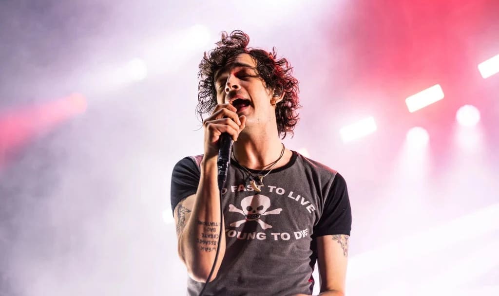 #Matty Healy offers literal blanket apology