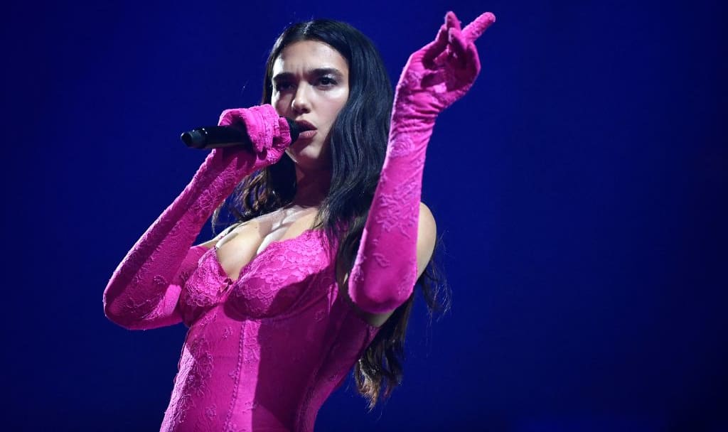 #Dua Lipa “shocked and confused” as audience member sets off fireworks during Toronto show