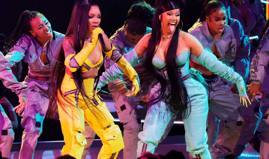 #Watch Cardi B join GloRilla on stage at the American Music Awards 2022
