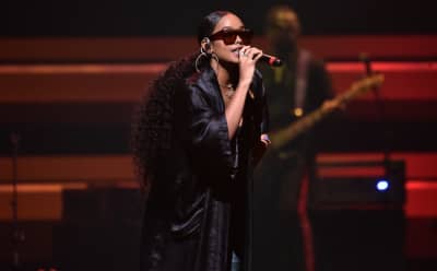 H.E.R. debuts “Hold On” during  SNL, shows support for #EndSARS protests