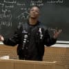 观看Lupe Fiasco在麻省理工学院的讲座“说唱理论&实践:介绍”