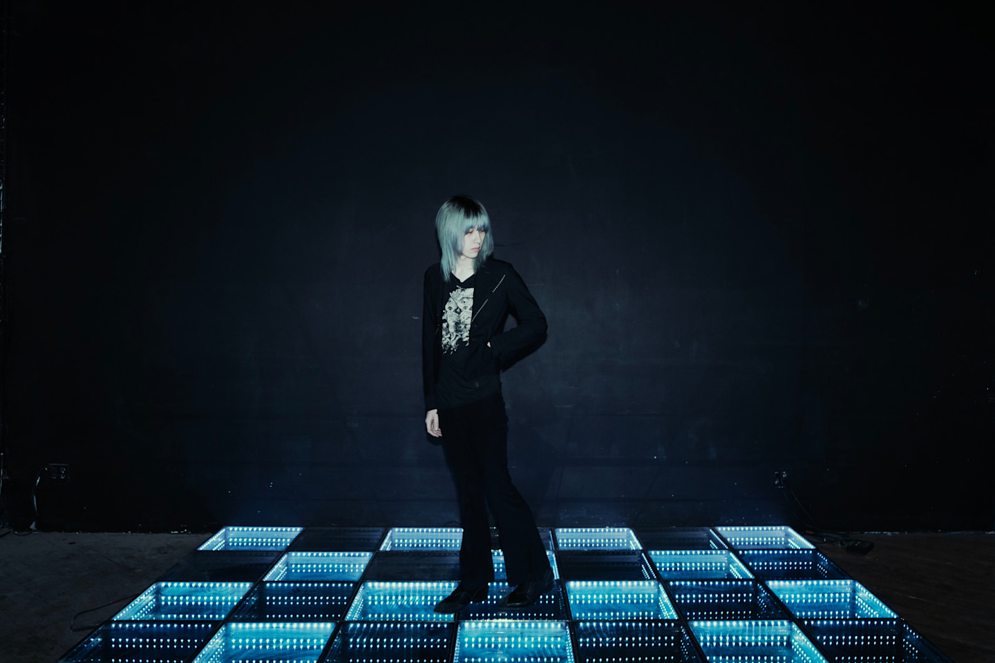 kuru on digicore, Too Many Strikers, and <i>Backstage hologram</i>