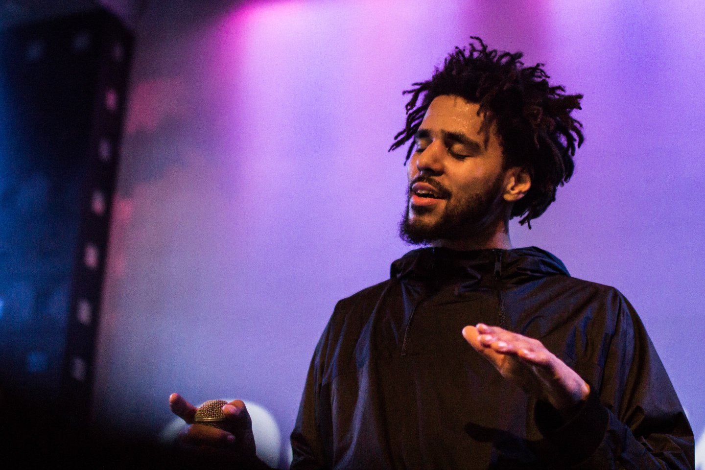 Man with black beard, J. Cole Holding Face, music stars, j. cole