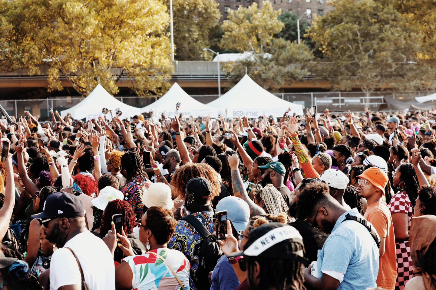 这些来自Afropunk 2022的幕后照片捕捉到了它不顾天气的喜悦