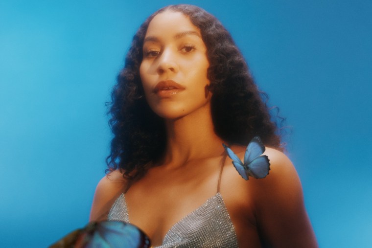 Charlotte Dos Santos announces debut album <I>MORFO</i>, shares “Hello Hello”