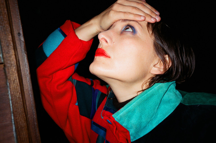 Cate Le Bon perfects the art of overthinking on “Remembering Me”