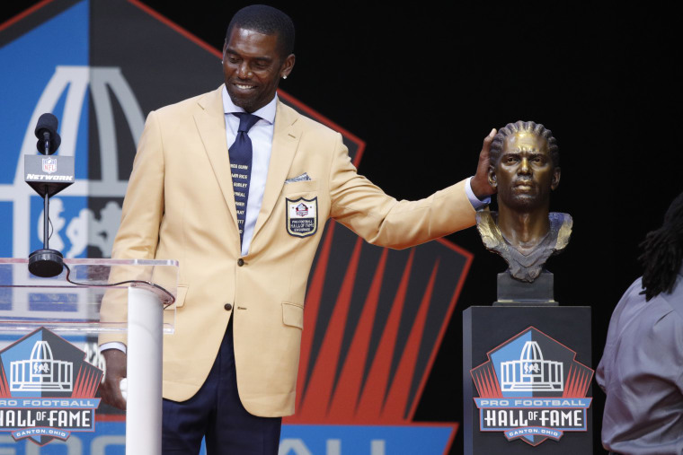 Randy Moss honors slain African-Americans during Hall of Fame ceremony