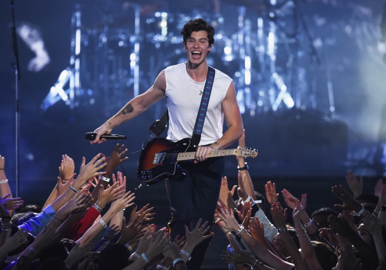 Shawn Mendes struggled to get his shirt off while performing last night