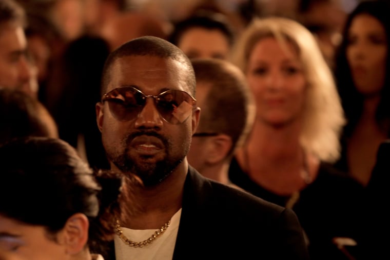 Kanye West says he will teach two art courses in Chicago