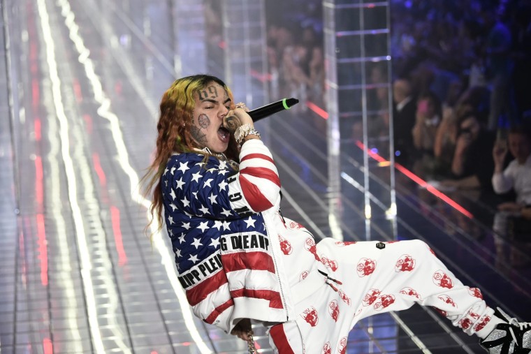 报告:6ix9ine在南佛罗里达健身房遇袭后住院