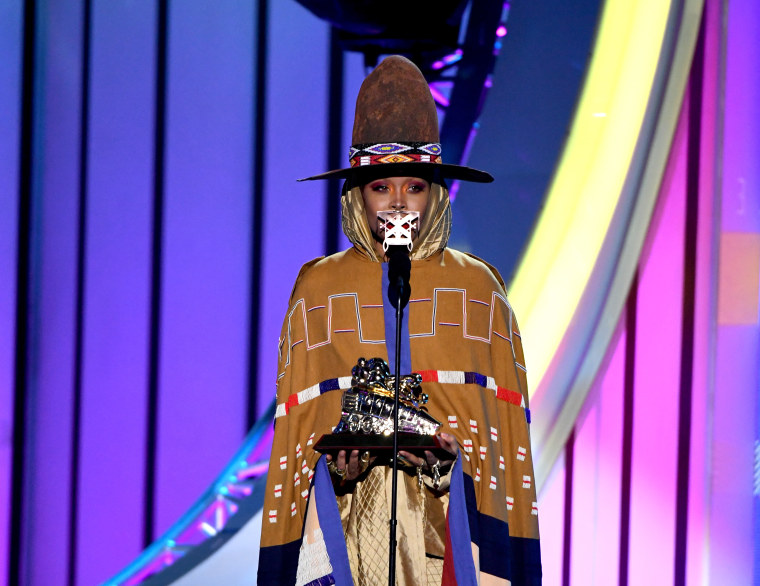 Erykah Badu receives Legend award at 2018 Soul Train Awards