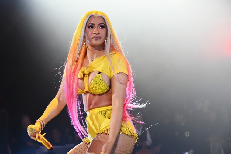 Cardi B deletes socials after fighting with fans