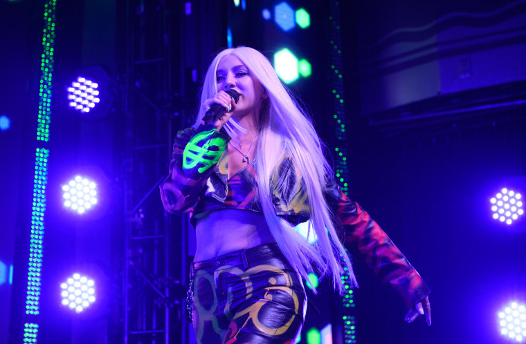 Watch Ava Max play “Torn” and “Sweet But Psycho” at the 2019 VMAs