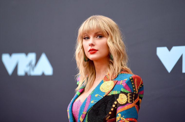 Taylor Swift previews a re-recorded version of “Love Story”