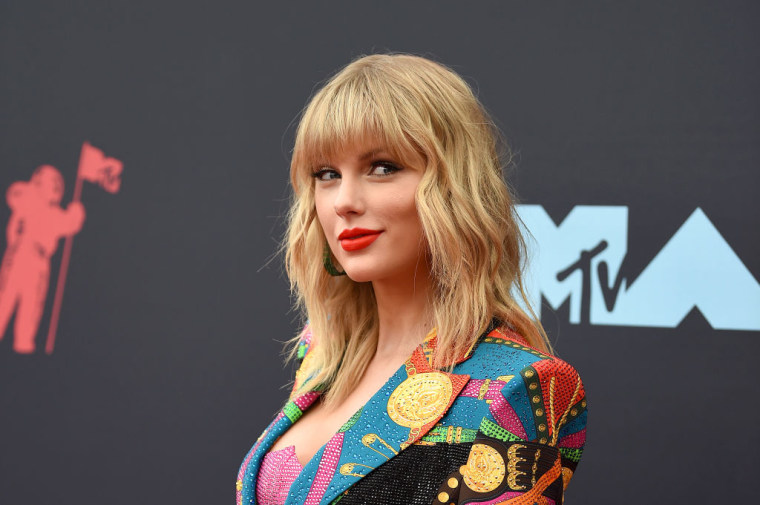 Taylor Swift Suggests Two Faced Kanye West Was Behind