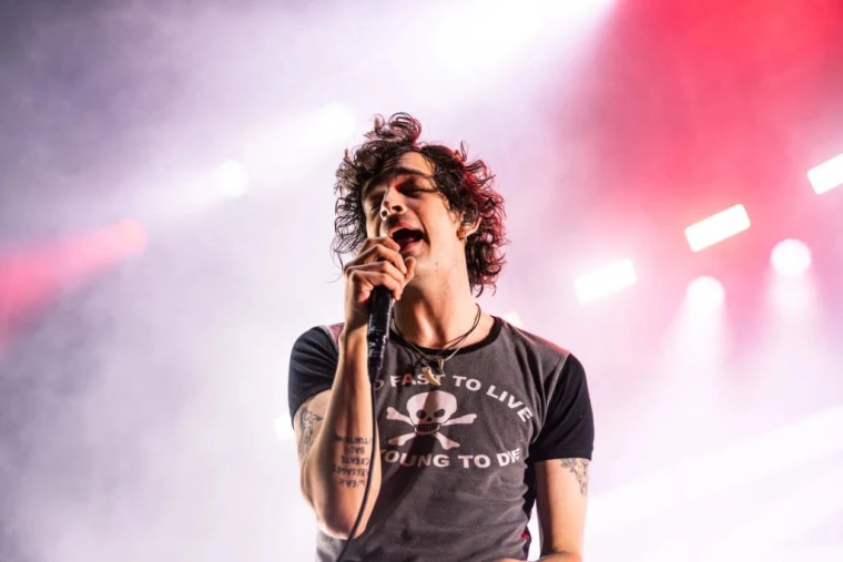 Matty Healy offers literal blanket apology