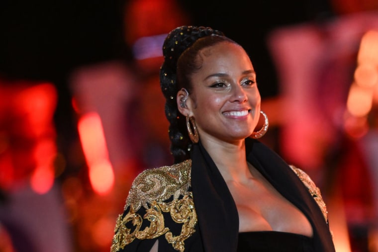 Alicia Keys joined on stage by Johnny Marr to perform “This Charming Man”