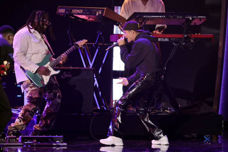 Justin Bieber, Daniel Caesar, and Giveon play “Peaches” at the 2022 Grammys