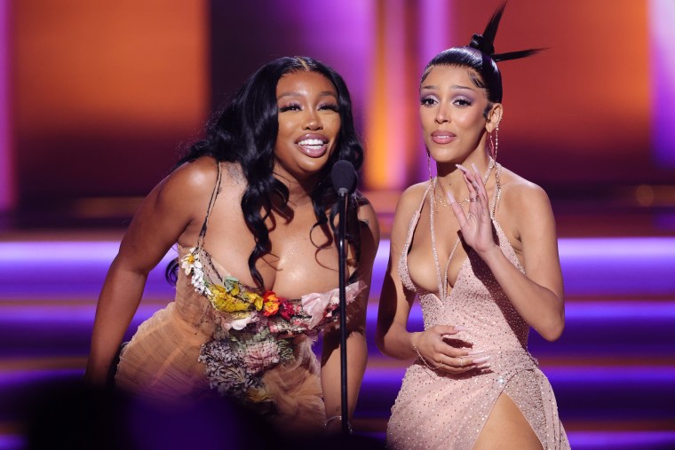 Watch Doja Cat and SZA’s chaotic acceptance speech for Best Pop Duo Performance at the 2022 Grammys