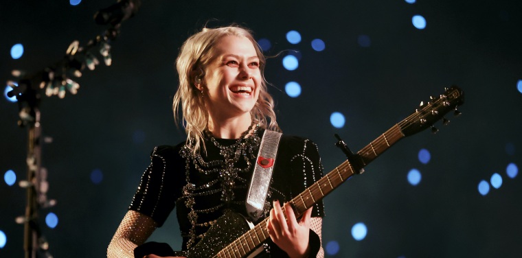 Phoebe Bridgers plays “Sidelines” for the first time at Coachella
