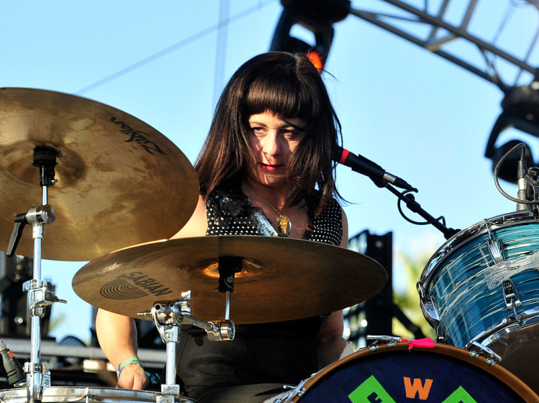 Janet Weiss breaks leg in car crash, axes Quasi tour