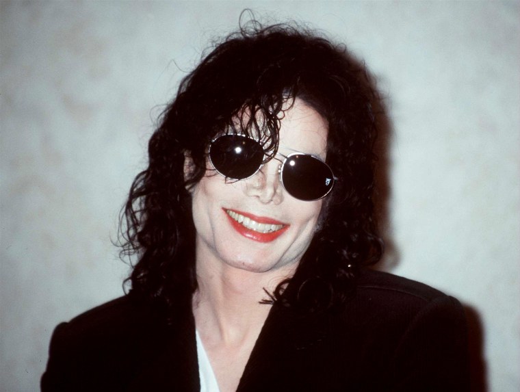 michael-jackson-at-a-press-conference-may-15-1998.jpg