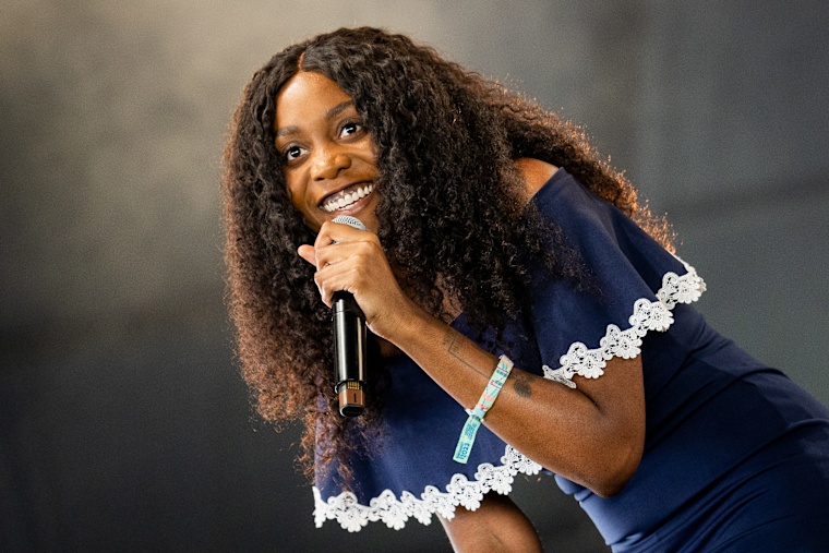 Noname and DRAM handle a home intruder on surprise single “Squatter”